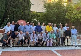 Foto de familia con los protagonistas de la Copa de la Liga conquistada por el Real Valladolid en 1984.