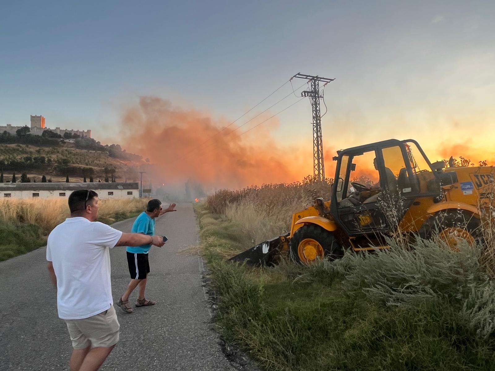 Las imágenes del incendio en las afueras de Peñafiel