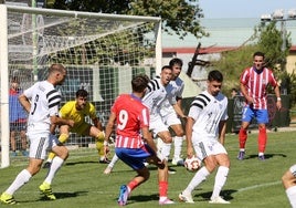 Sergi Molina intenta taponar un disparo de Niño en el área de la Gimnástica Segoviana.