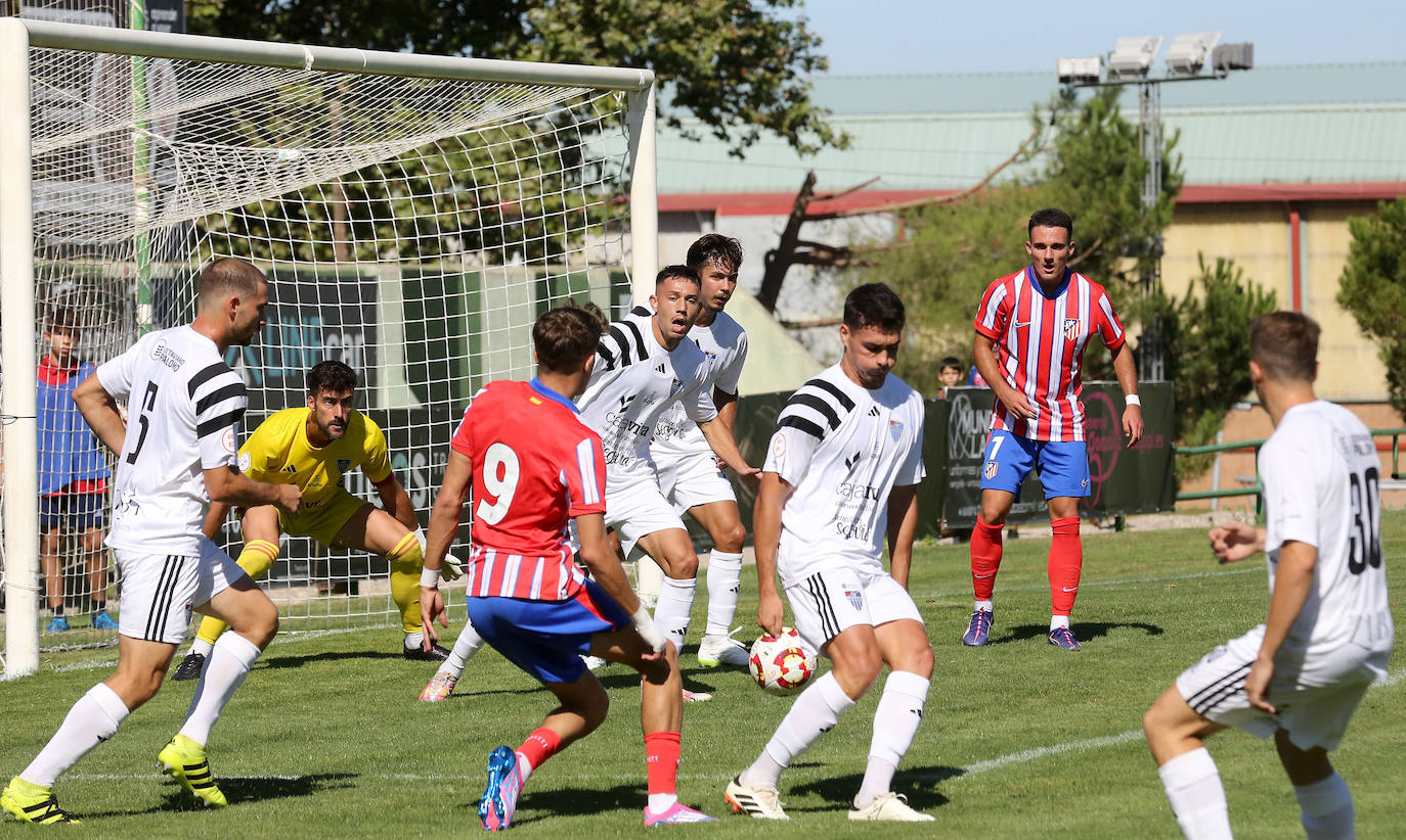 Fotos del partido entre la Segoviana y el Atlético de Madrid B