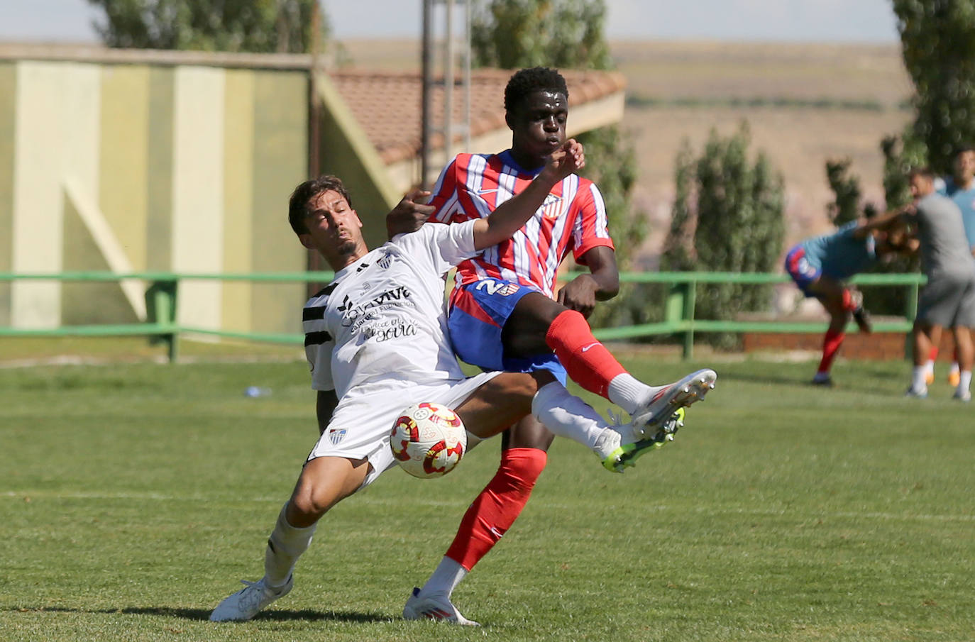 Fotos del partido entre la Segoviana y el Atlético de Madrid B