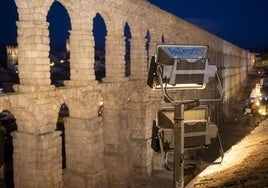 Uno de los focos que iluminan el Acueducto de Segovia.