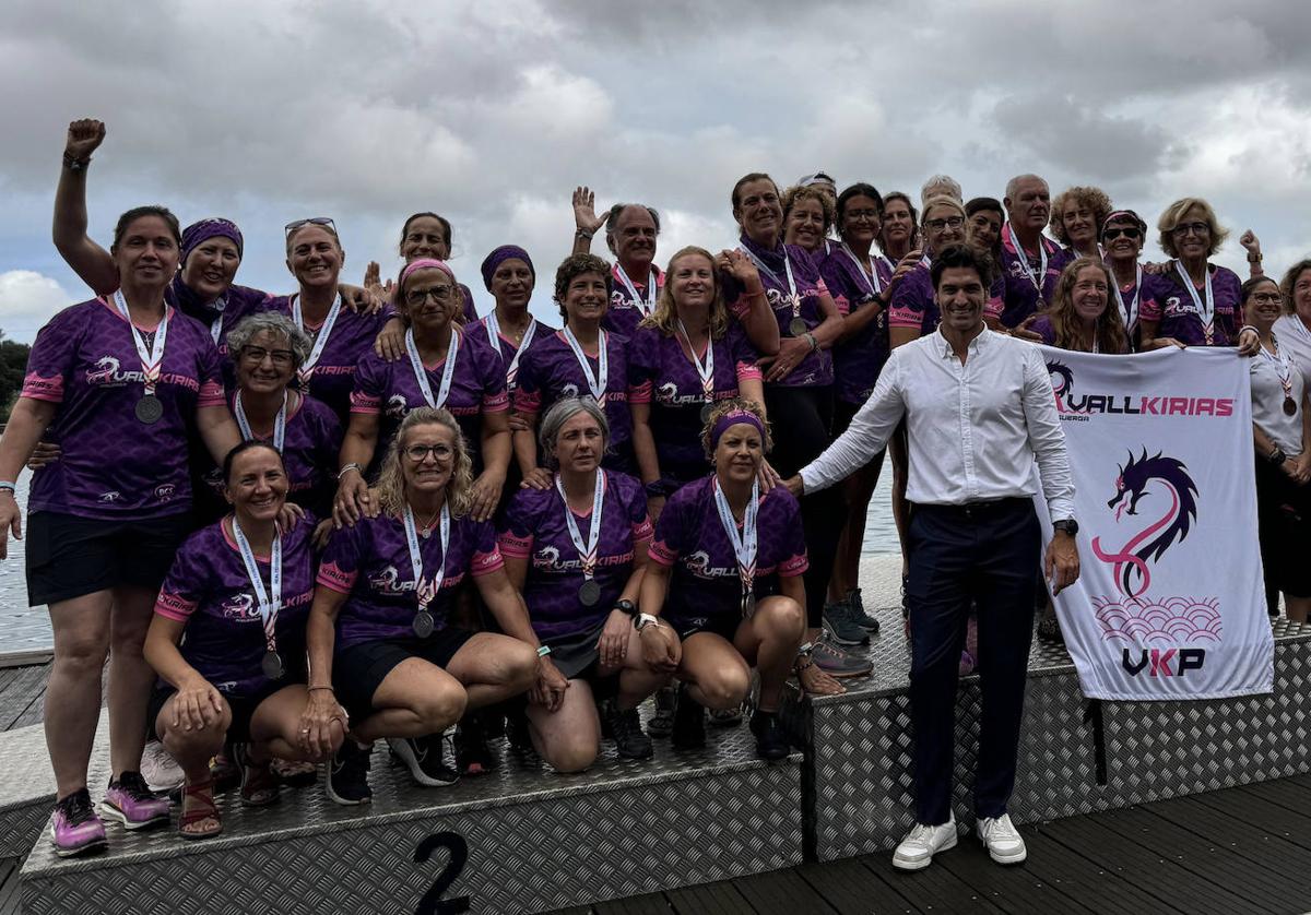 Las integrantes de las Vallkirias posan radiantes con sus medallas en el podio.