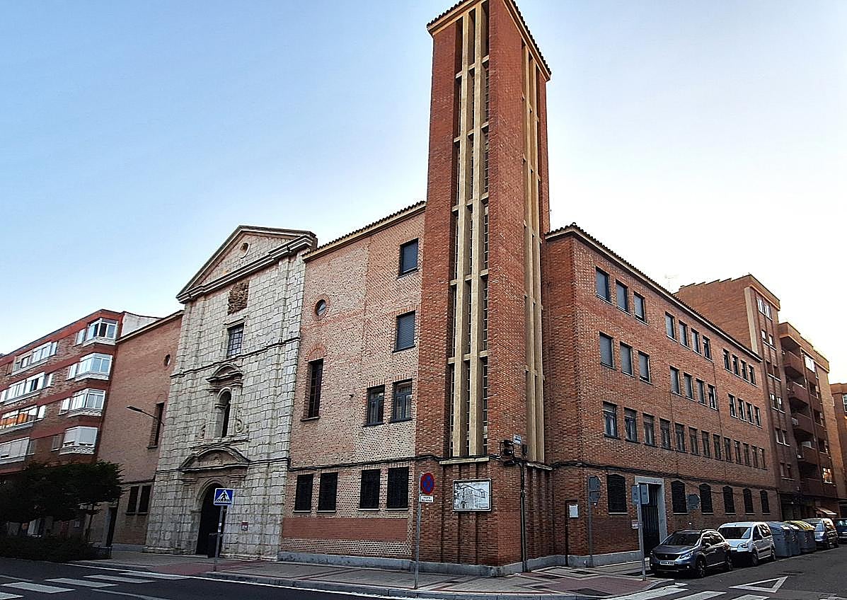 Imagen secundaria 1 - 1. El convento de Nuestra Señora de la Victoria, en fechas anteriores a su demolición en 1965 (AMVa) 2. La iglesia de Nuestra Señora de la Victoria en la actualidad, con la fachada original recolocada (J. Misiego) 3. La plaza de San Bartolomé, con el cruce de las carreteras a León y Palencia, y al fondo la estación del ferrocarril económico, hacia 1969 (AMVa)