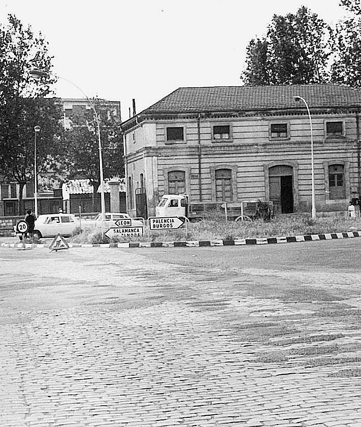 Imagen secundaria 2 - 1. El convento de Nuestra Señora de la Victoria, en fechas anteriores a su demolición en 1965 (AMVa) 2. La iglesia de Nuestra Señora de la Victoria en la actualidad, con la fachada original recolocada (J. Misiego) 3. La plaza de San Bartolomé, con el cruce de las carreteras a León y Palencia, y al fondo la estación del ferrocarril económico, hacia 1969 (AMVa)