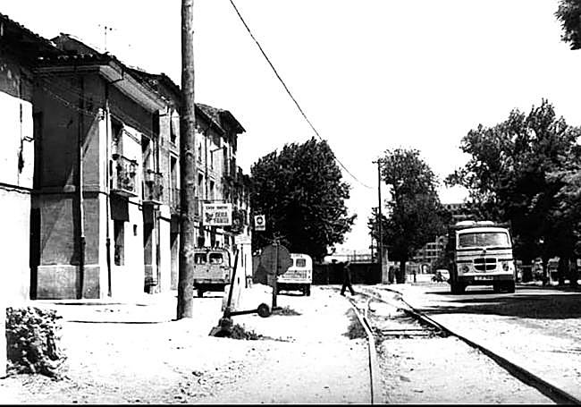 La avenida de Gijón en los años 60 del s. XX, aún con los raíles del tren