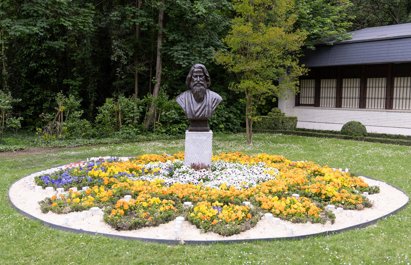 El pasado 7 de mayo se inauguró el busto de Rabindranath Tagore, es la última incorporación a la lista de estatuas que adornan el Campo Grande.