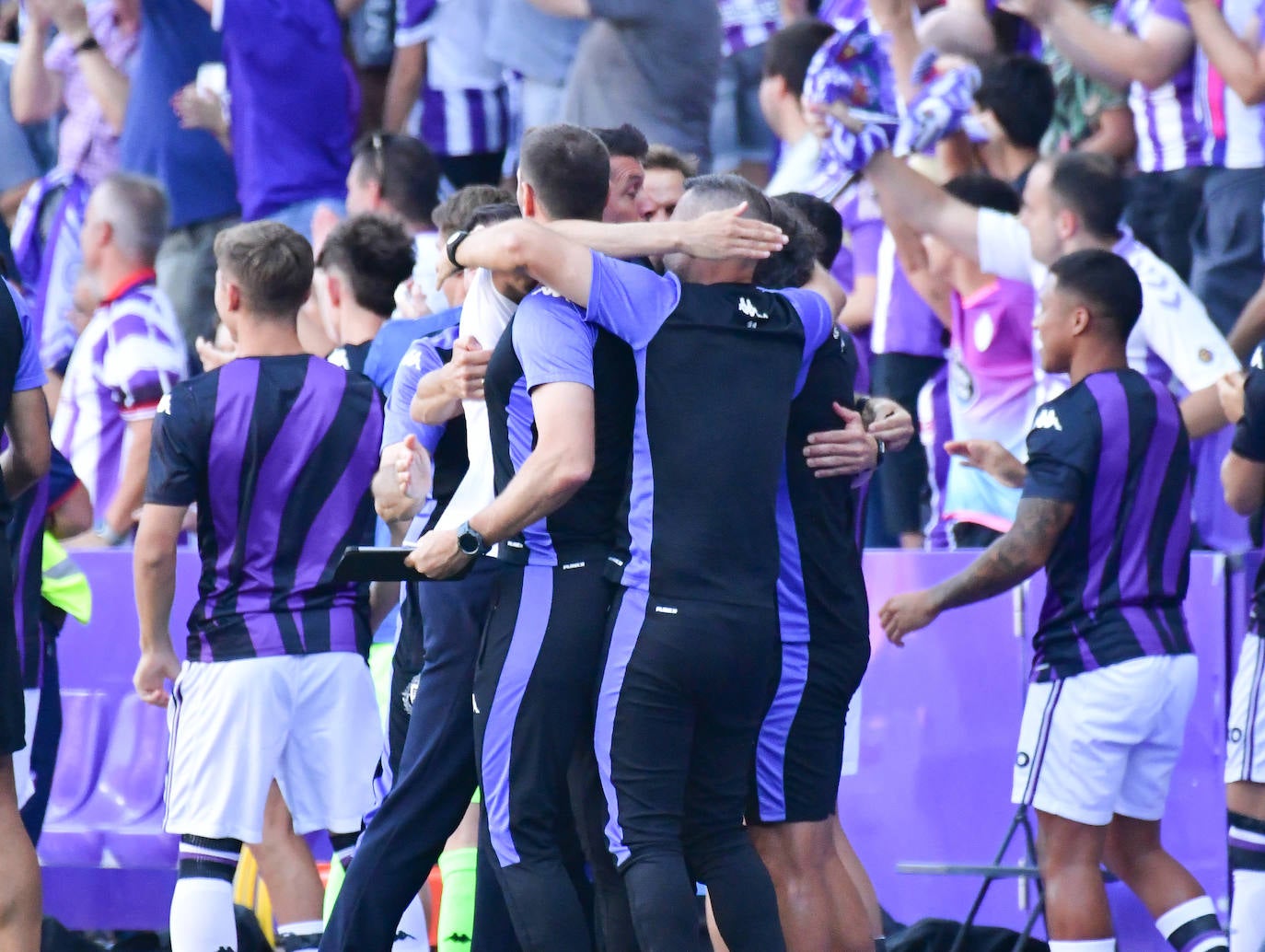 La victoria del Real Valladolid en su regreso a Primera, en imágenes