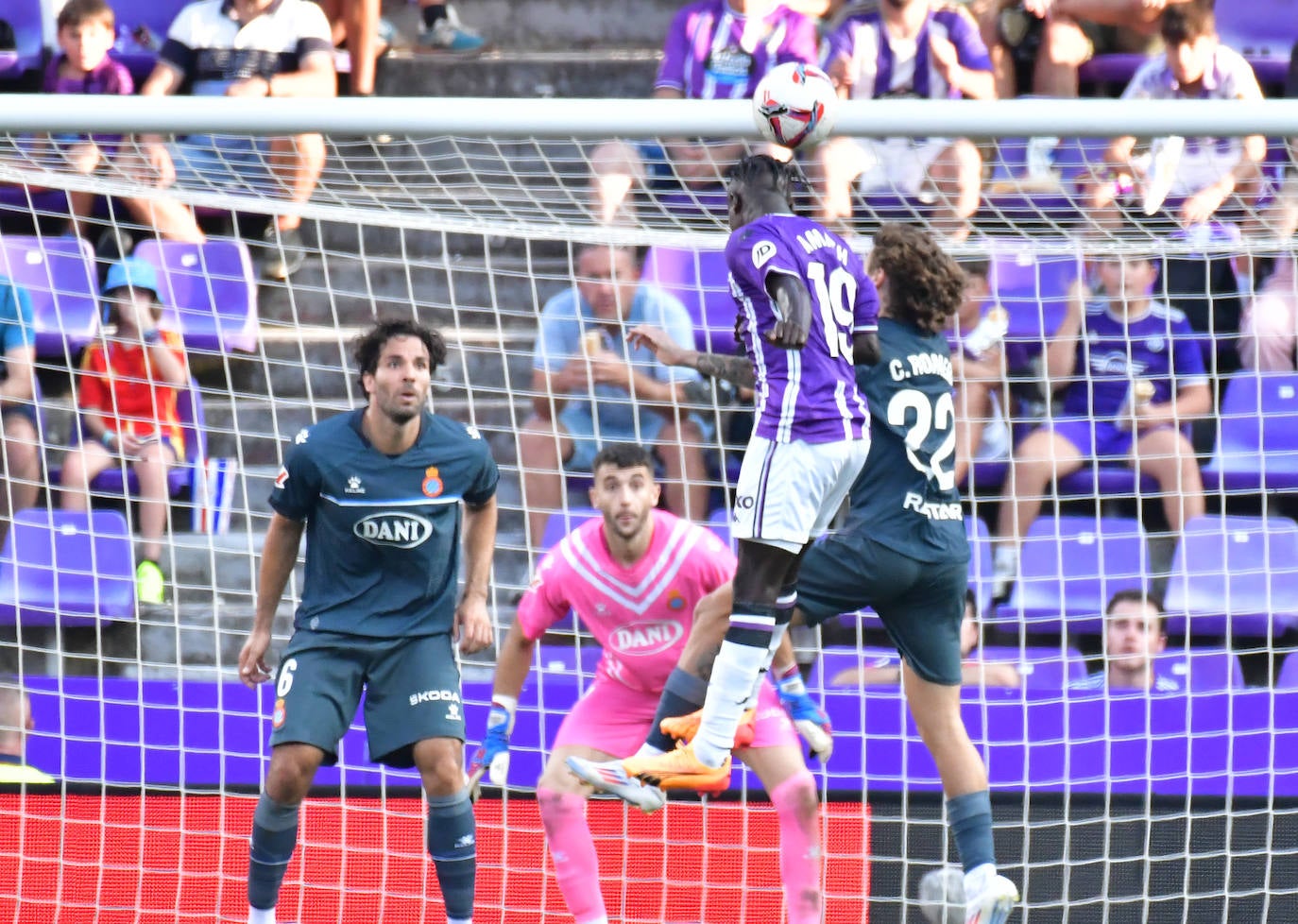 La victoria del Real Valladolid en su regreso a Primera, en imágenes