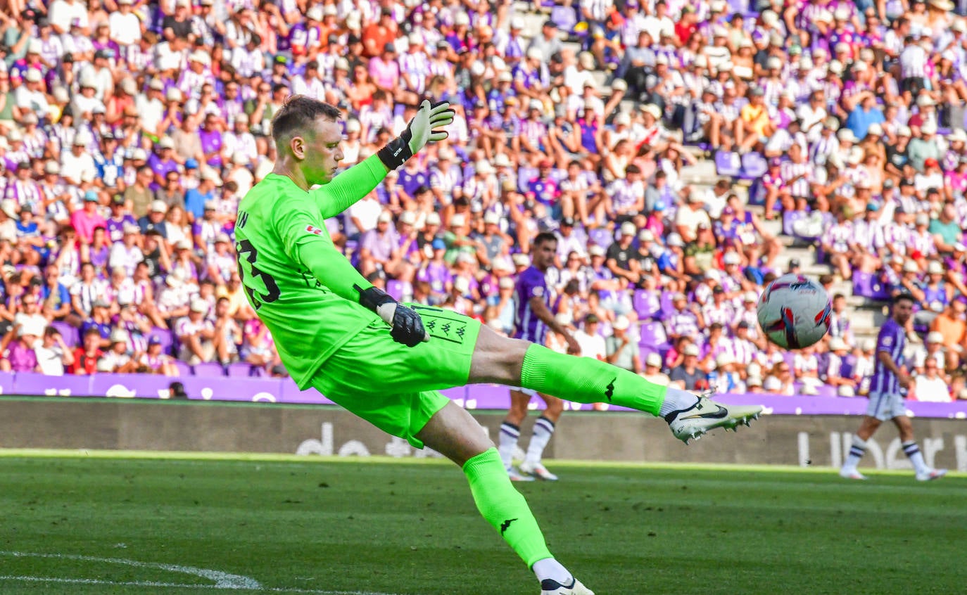 La victoria del Real Valladolid en su regreso a Primera, en imágenes