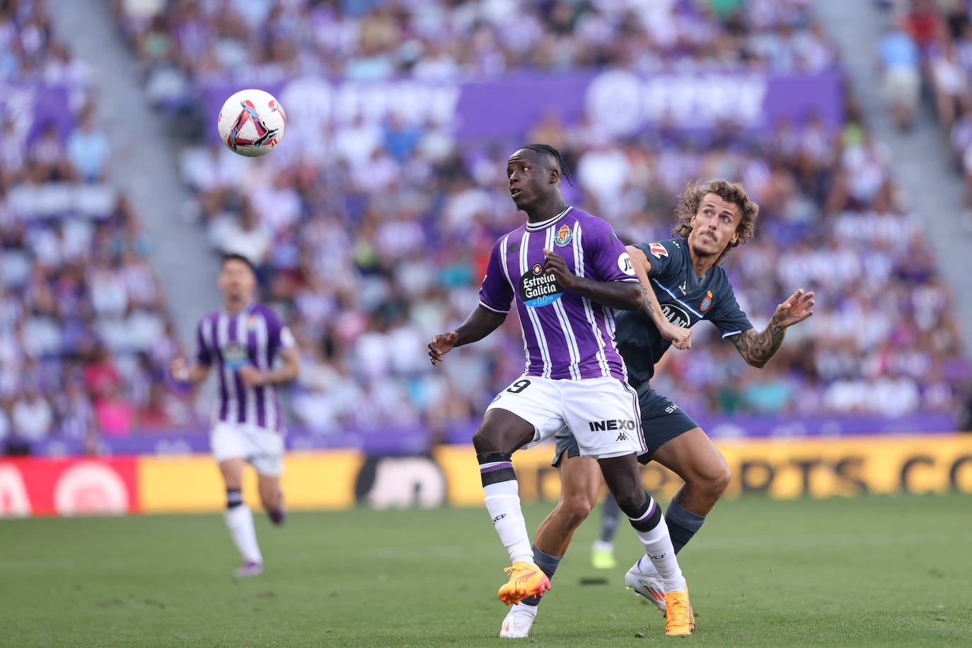 La victoria del Real Valladolid en su regreso a Primera, en imágenes