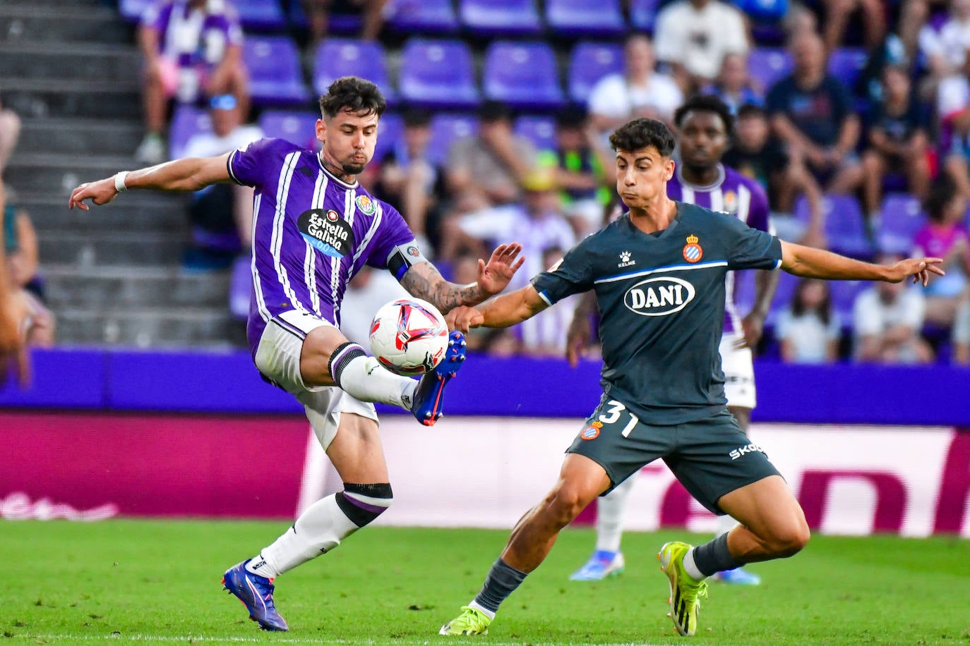 La victoria del Real Valladolid en su regreso a Primera, en imágenes