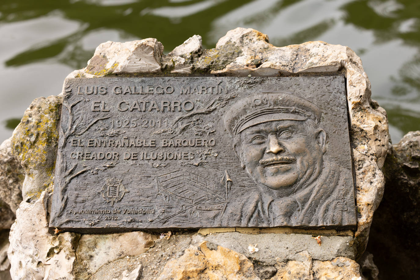 Luis Santiago Pardo diseñó un bajorrelieve con el rostro de quien durante los años 70 paseaba a los niños con su barca 