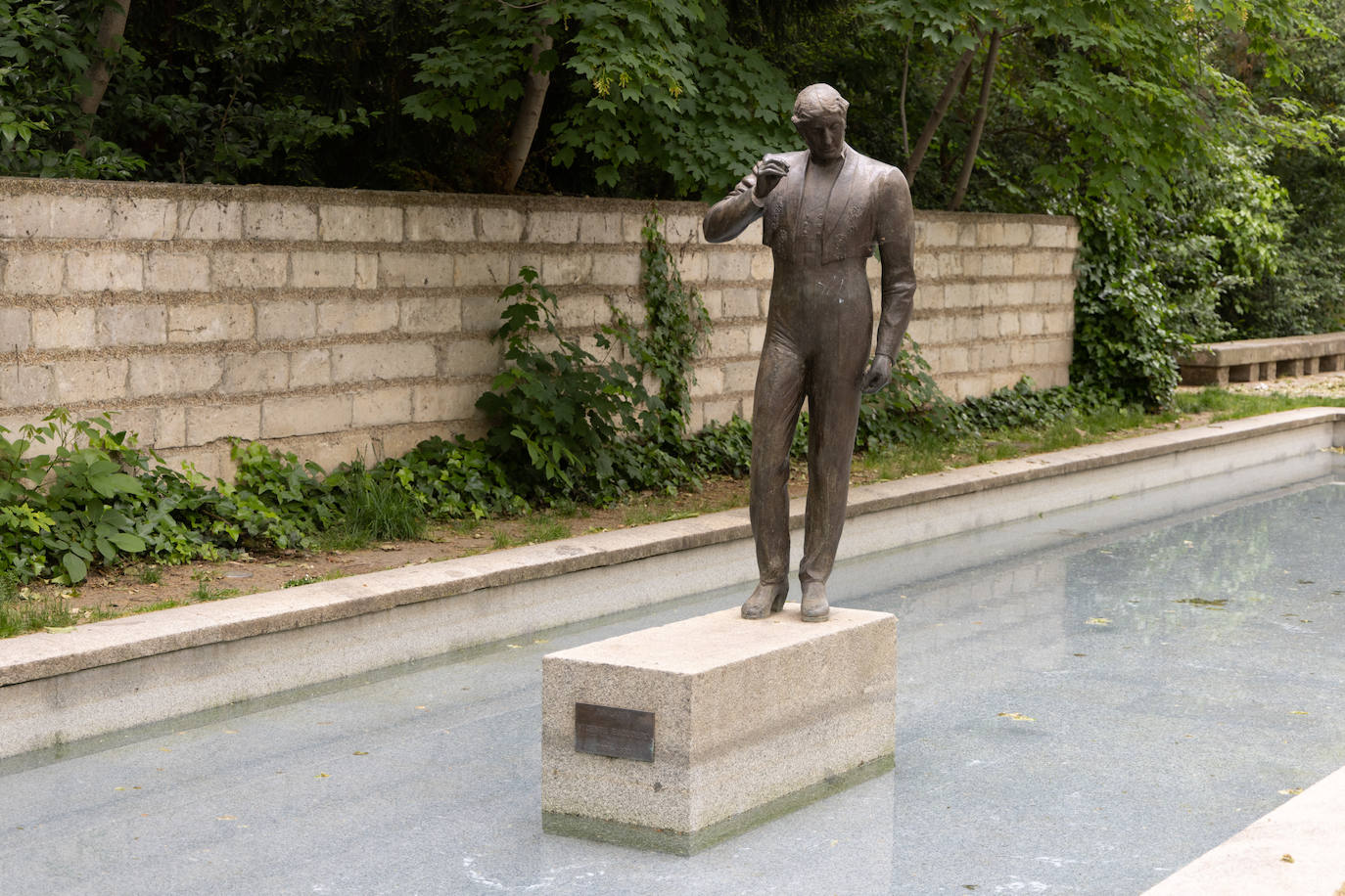 Fuera del límite del Campo Grande, en la Acera de Recoletos, encontramos la estatua 'Baile en bronce' de la escultora Belén González