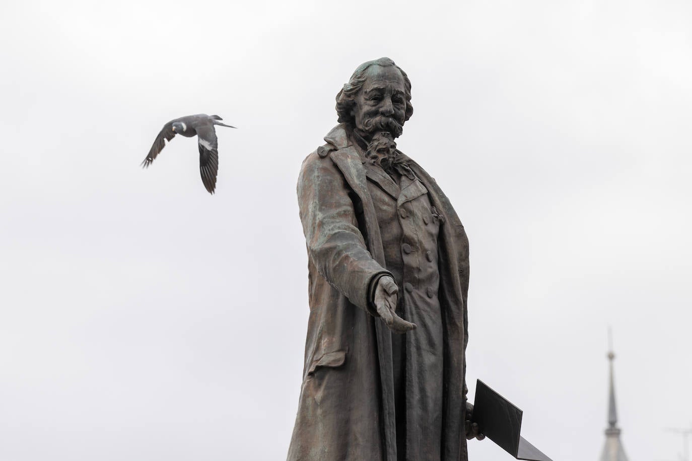 Este recorrido no puede terminar sin mirar a ambos extremos de Recoletos, en un lado encontramos la estatua dedicada a Zorrilla, obra de Aurelio Rodríguez y Vicente Carretero en 1900