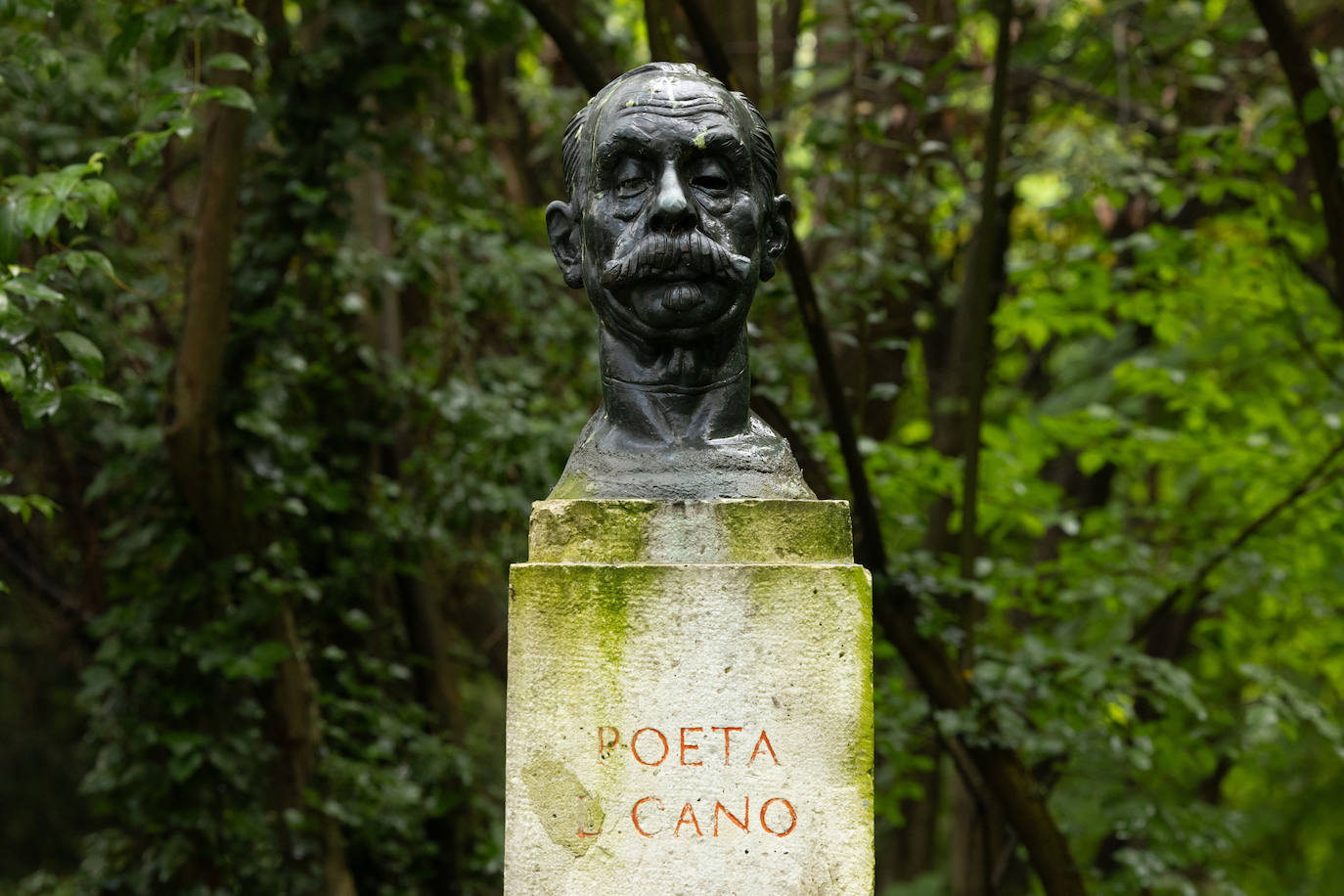 Busto de Leopoldo Cano, de 1936, obra de Juan José Moreno llebra 'Cheché'. 