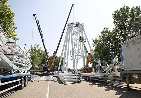 Montaje de la noria, en el Real de la Feria.