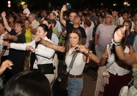 Multitud de vecinos de Cuéllar bailan y cantan el 'A por ellos'.