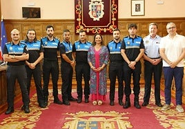 Los siete nuevos oficiales de la Policía Local, en el Ayuntamiento.