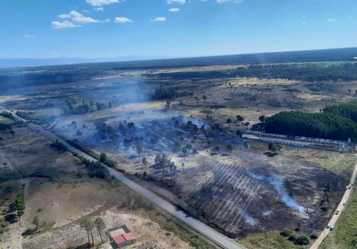 Vista aérea del incendio en San Miguel de Bernuy, originado este domingo.