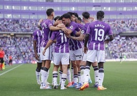 Los jugadores del Real Valladolid celebran el gol de Moro.