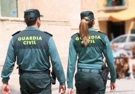 Imagen de dos guardias civiles.