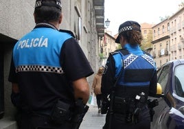 Agentes de la Policía Local llevan a cabo labores de vigilancia en una calle de Segovia.