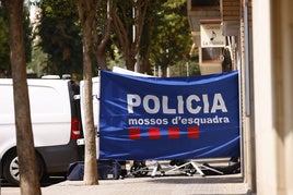Efectivos de los Mossos realizan el levantamiento del cadáver en Rubí.