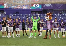 Los jugadores celebran la victoria con los aficionados del fondo norte.