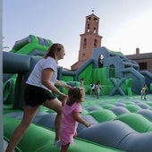 Puente Duero disfruta de «la ciudad hinchable más grande de España»