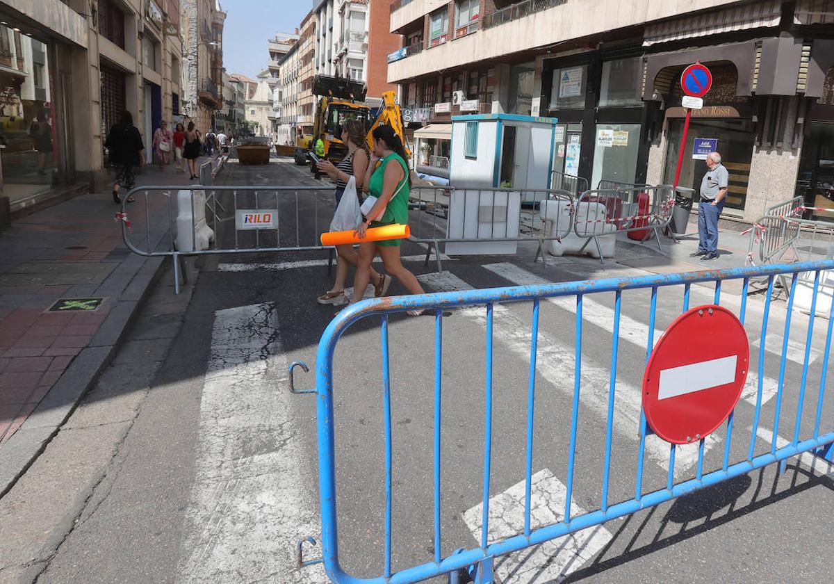 Peatones cruzan por el paso de Don Sancho en el cruce con Colón, cortado al tráfico.