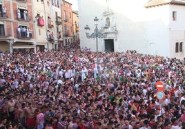 La Plaza Mayor, abarrotada en plena jornada festiva en una anterior edición de los festejos, aguarda a los cuellaranos para abrir los festejos 2024.