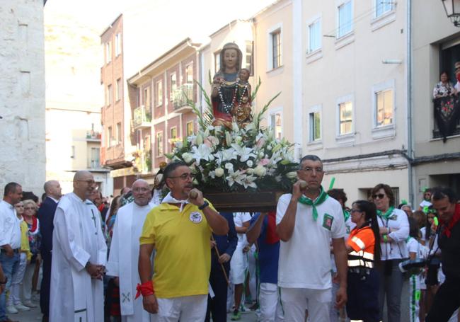 Procesión con la imagen de la patrona.