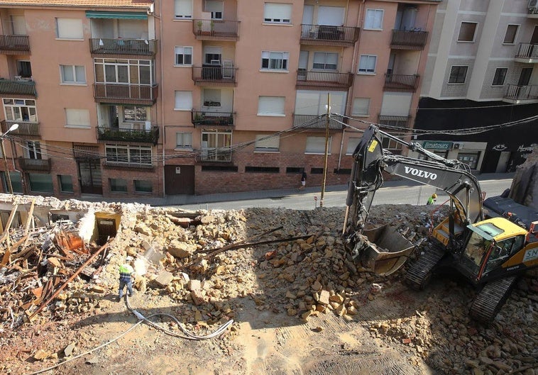 Derribo de los edificios situados en la calle Antonio Machado.