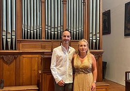 El organista Alberto Sáez y la soprano Ainhoa Merzero, ante el Cavallé-Coll del Convento de San José.