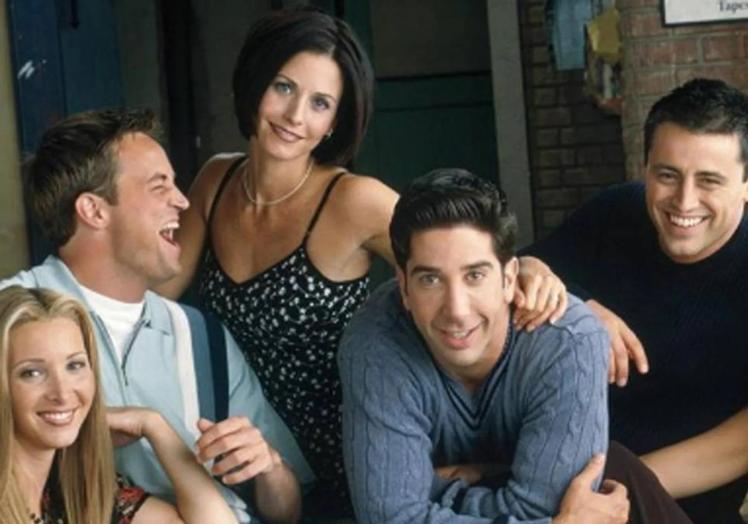 Matthew Perry con sus compañeros de 'Friends'.