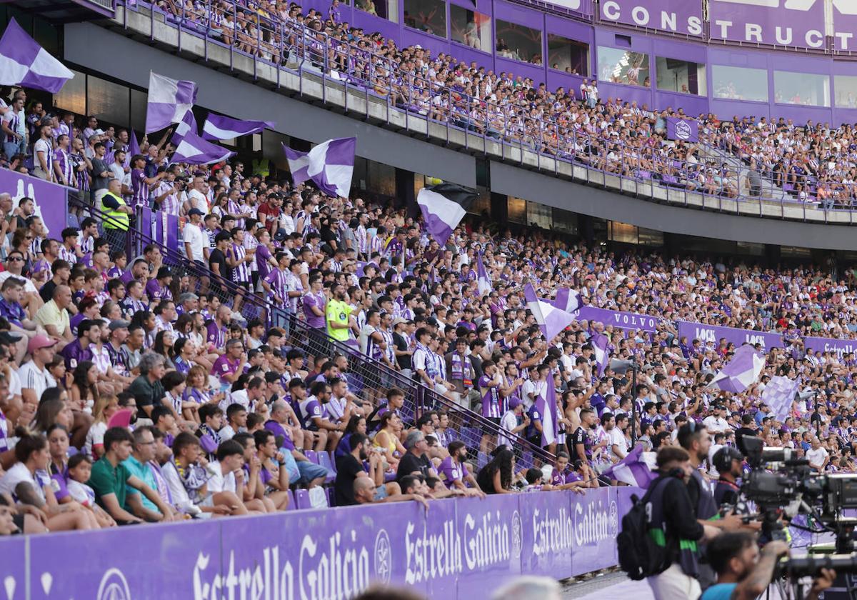 La afición blanquivioleta del fondo norte del Estadio José Zorrilla.