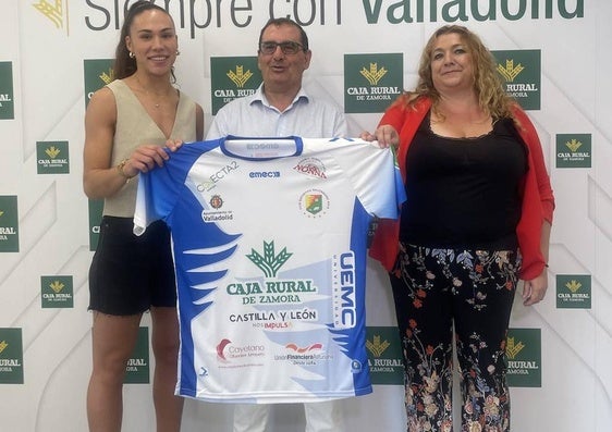 María O'Mullony, Narciso Prieto y Ana Belén Pastor posan con la camiseta del Aula.