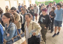 Aspirantes a convertirse en funcionarios entran al examen en un instituto de Valladolid el pasado junio.