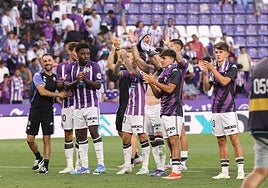 Jugadores del Real Valladolid aplauden a la afición tras la victoria frente al Espanyol.