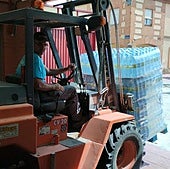 Reparto de agua embotellada en Navas de Oro.