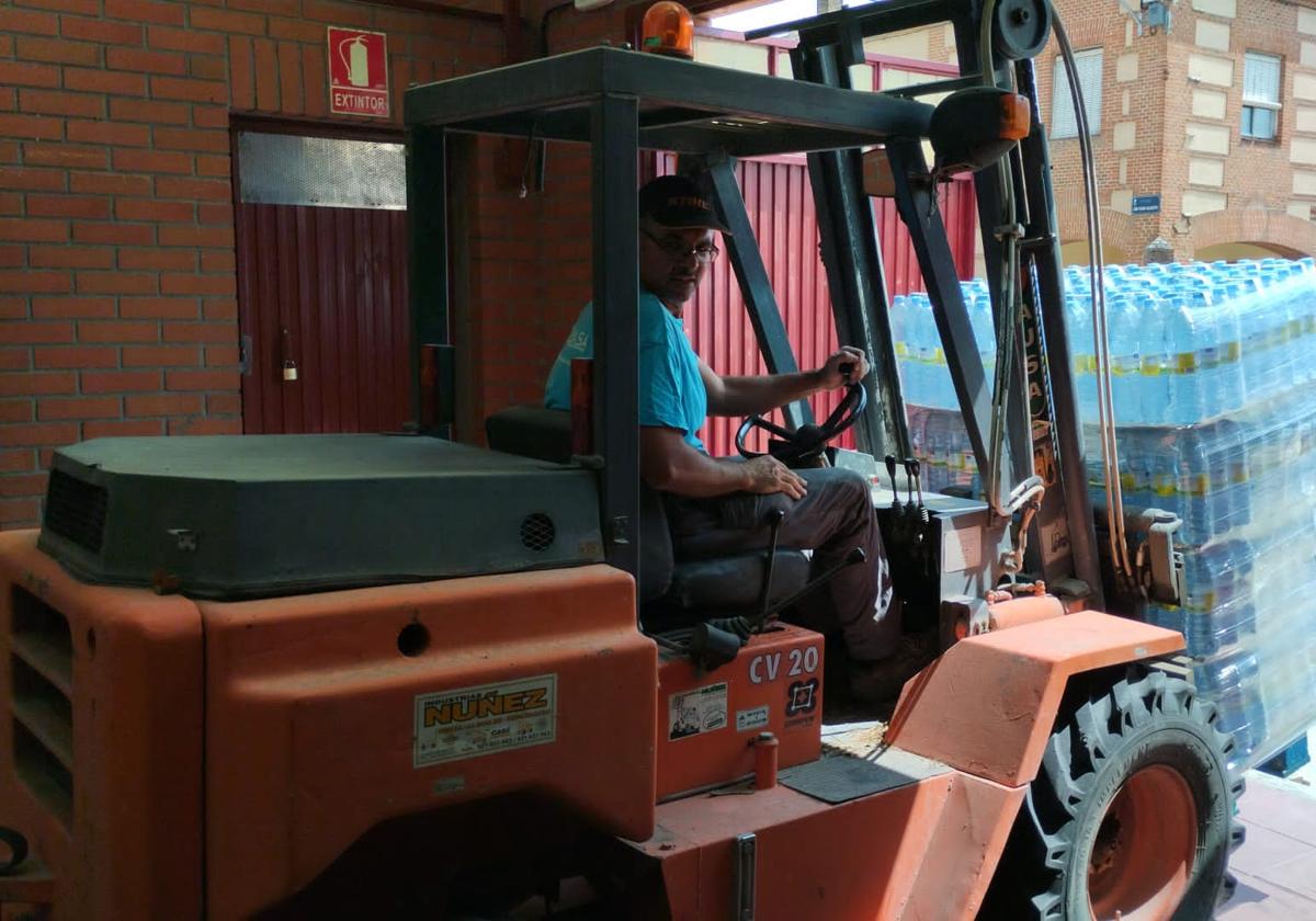 Reparto de agua embotellada en Navas de Oro.