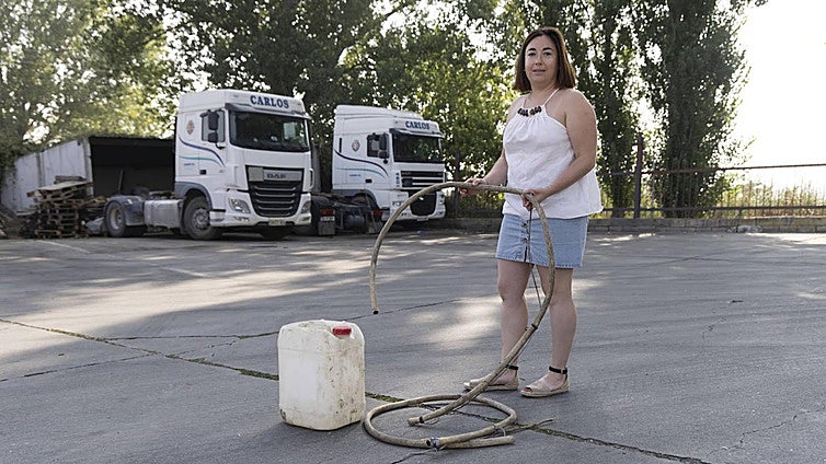 Laura Casorrán, de Cafaes, muestra los utensilios empleados en el último intento de robo.