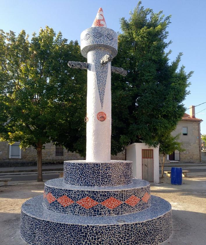 Imagen secundaria 2 - Murales en fachadas, 'Camino del recuerdo' y rollo jurisdiccional.