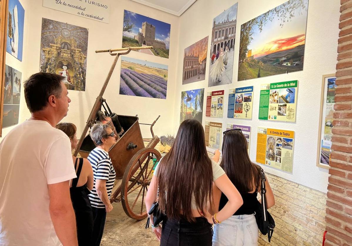 Visitantes en la sala del Museo de Turismo.