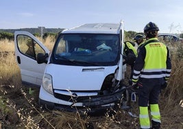 Furgoneta accidentada. Tras ella, el turismo con el que sufrió la colisión.