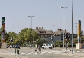 Las 'Puertas de Valladolid', de Cristóbal Gabarrón, son una de las muestras artísticas que se encuentran en la carretera de Rueda