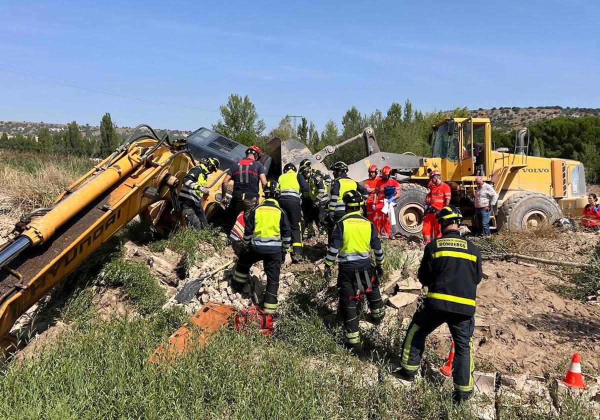 Labores de rescate de los bomberos tras el accidente.