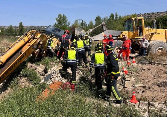 Los bomberos, durante la intervención para liberar al herido.