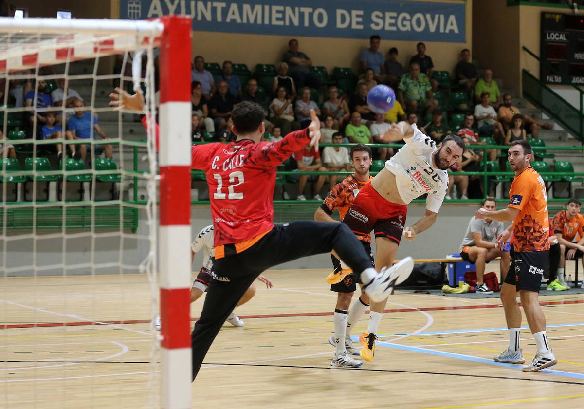 Fotos del partido entre el Nava y el Torrelavega en Segovia